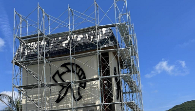 鷹架一哥團隊進行懸吊式施工架搭設前的準備工作