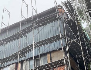 鷹架一哥進行懸吊式鷹架搭設作業